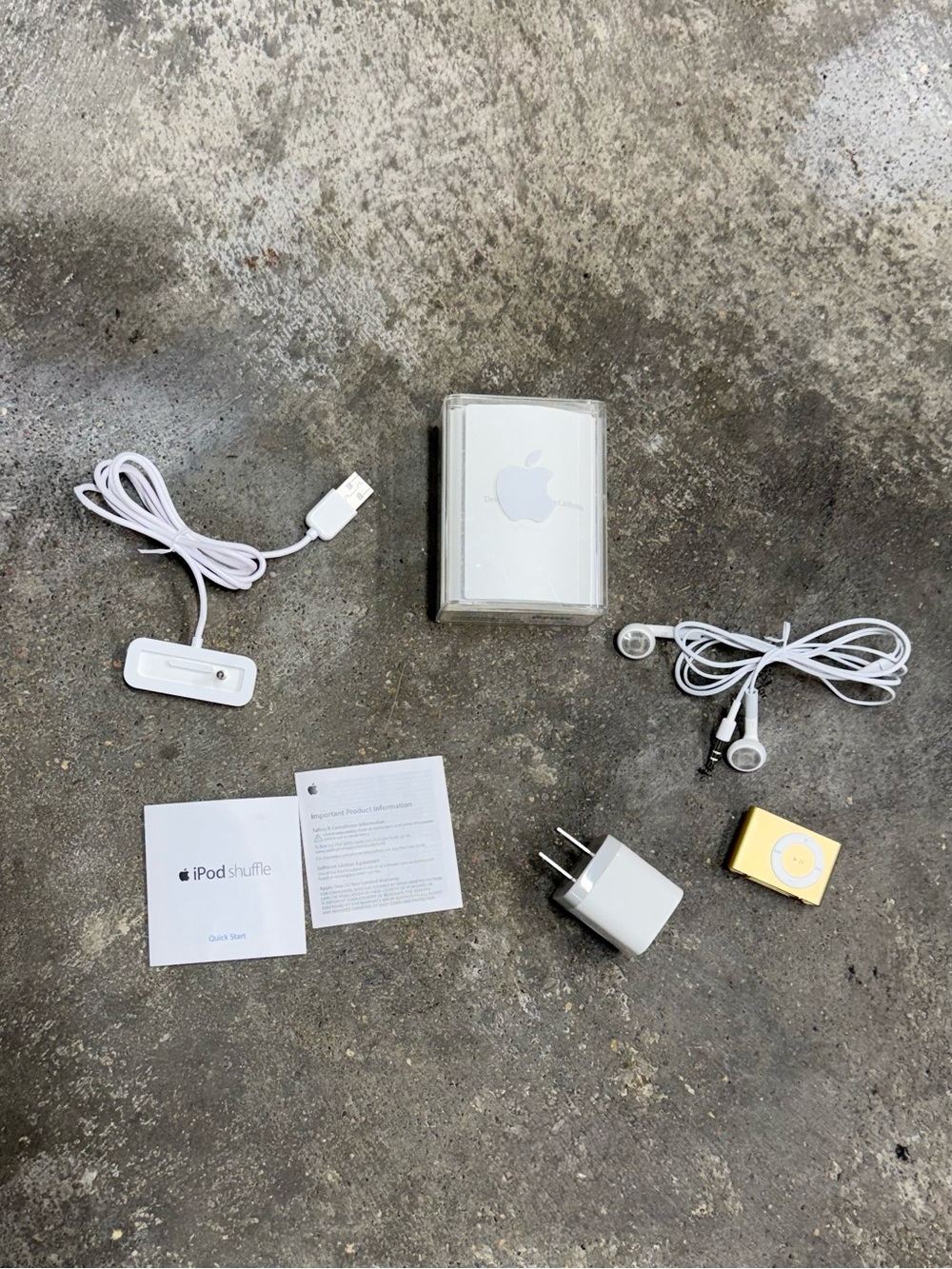 Apple iPod Shuffle 2nd Gen 1GB Gold Complete w/ Case Tested Working